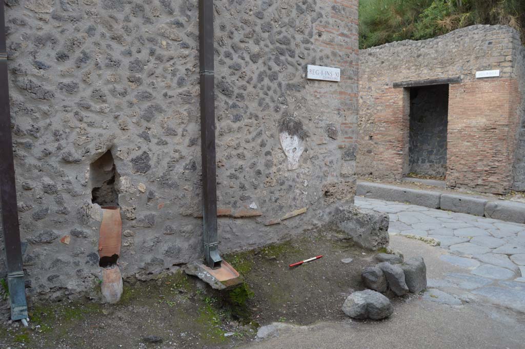 I.11.7 Pompeii. October 2018. Street altar at corner of Vicolo delle Nave Europa and junction with Via dellAbbondanza, on right.
Foto Taylor Lauritsen, ERC Grant 681269 DCOR.

