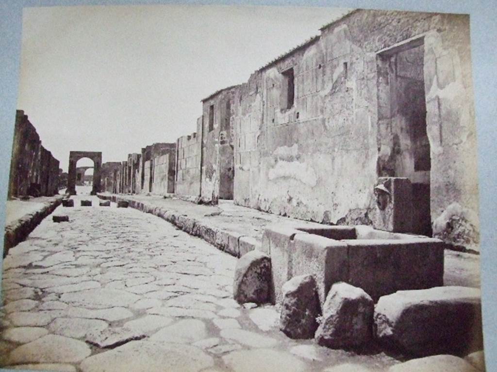 VI.10 Pompeii.Via di Mercurio, looking south.            Fountain VI.8.24
Old undated photograph courtesy of the Society of Antiquaries, Fox Collection.
According to Eschebach, this fountain was situated in front of a painted street shrine showing the sacrifice of a bull victim.See Eschebach, L., 1993. Gebudeverzeichnis und Stadtplan der antiken Stadt Pompeji. Kln: Bhlau. (p.188)

