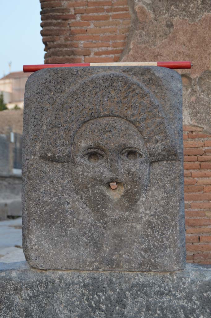Fountain outside I.4.15 on Via Stabiana. October 2017. Relief of comedy mask.
Foto Taylor Lauritsen, ERC Grant 681269 DCOR.
