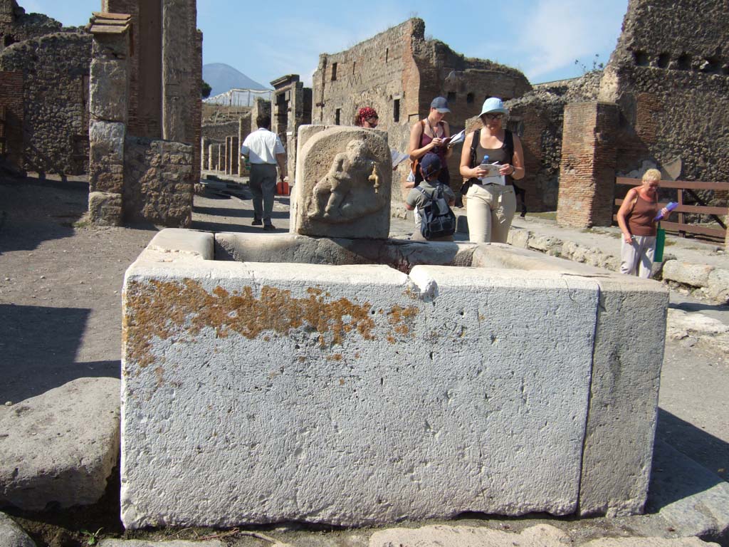 Fountain outside VI.14.17 Pompeii. September 2005. Looking north.