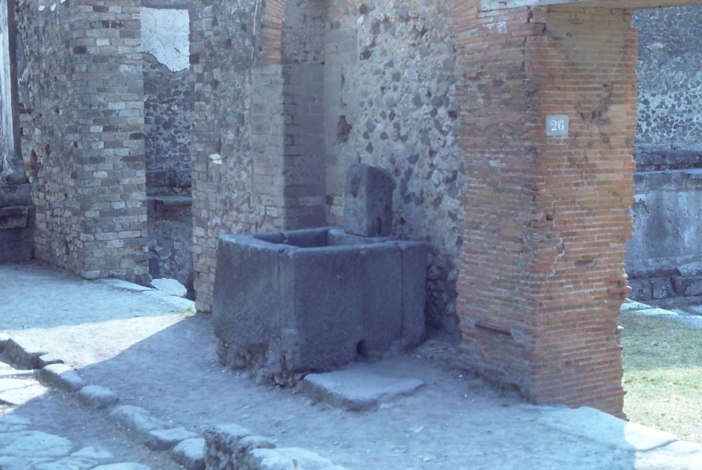 VII.8. Pompeii. August 1976. Fountain outside north wall of Forum, with entrance doorway VII.7.26, on right.
Photo courtesy of Rick Bauer, from Dr George Fays slides collection.


