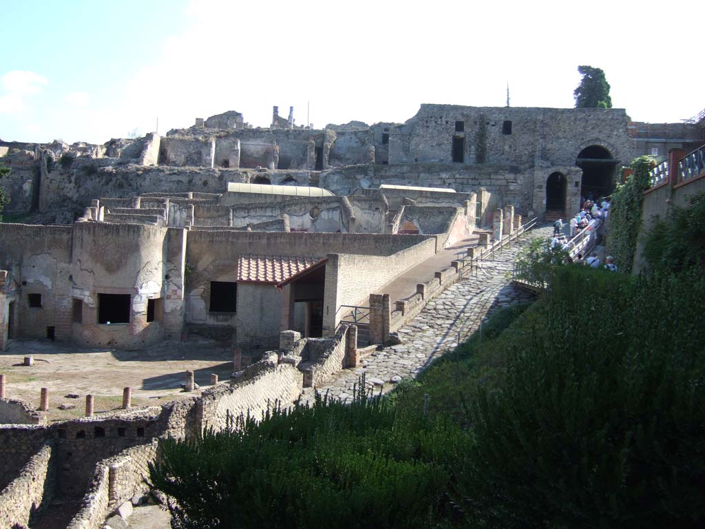 Pompeii Porta Marina. September 2005. Looking east along Via Marina to gate, from near Suburban Baths (VII.16.a), lower centre.