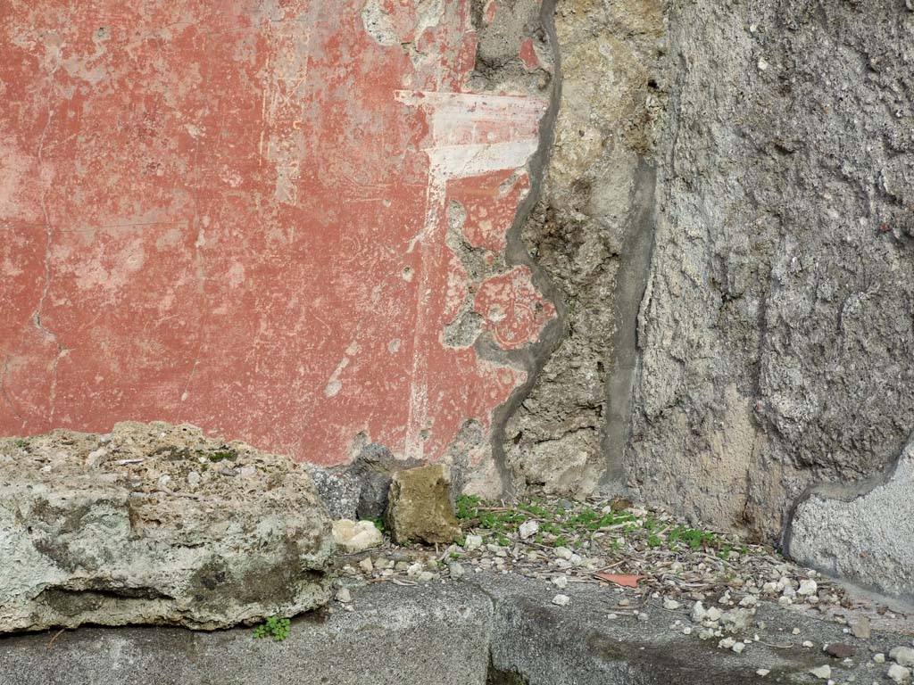 Pompeii Porta Marina. December 2006. Detail of remaining painted plaster on wall above benches.