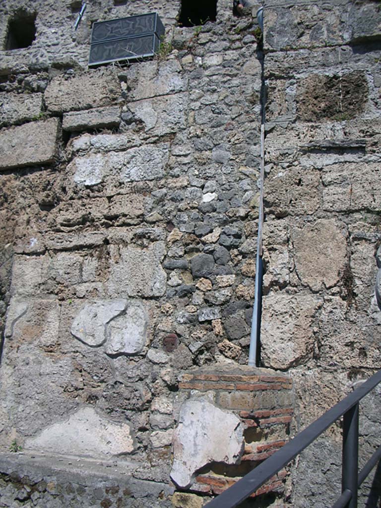 Porta Marina, Pompeii. May 2011. Detail of wall behind bench. Photo courtesy of Ivo van der Graaff.