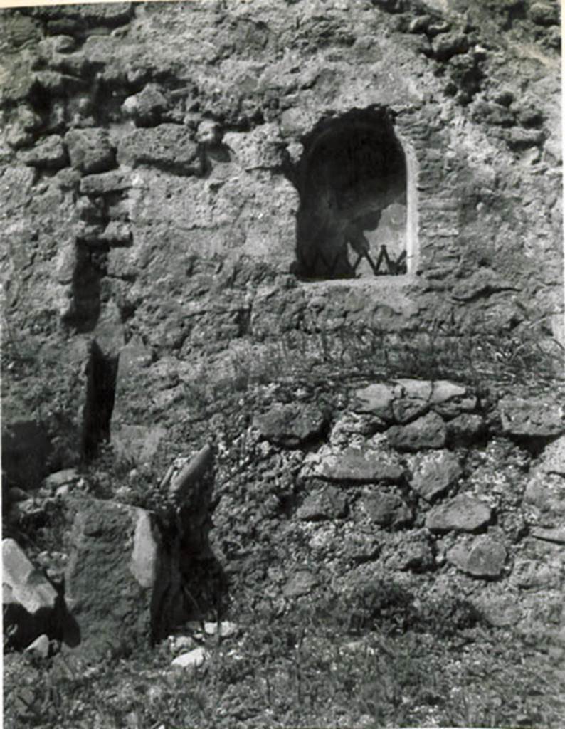 I.3.15 Pompeii. 1935 photograph taken by Tatiana Warscher. Looking towards arched niche in west wall.
See Warscher, T, 1935: Codex Topographicus Pompejanus, Regio I, 3: (no.31), Rome, DAIR, whose copyright it remains.  
According to Warcher, quoting Fiorelli, On the right of this workshop were the first steps of the stairs that went up to the upper floor, under which was a podium, with furnace in the middle to accommodate a large boiler, which was used as a laundry. Embedded in nthe wall was the niche for the Lares.
