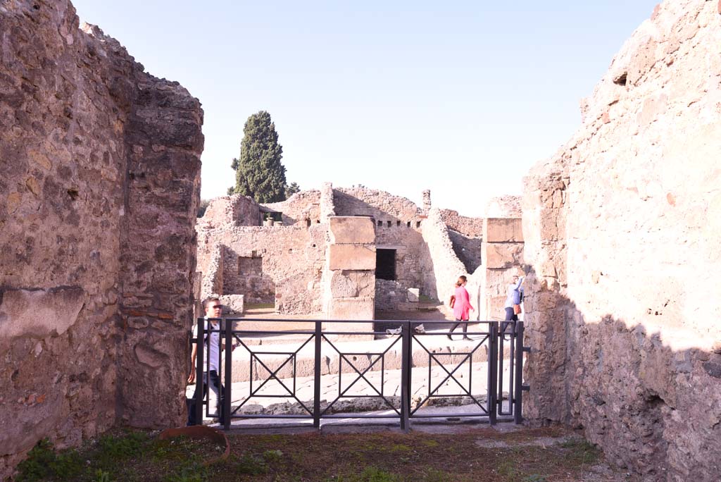 I.4.11 Pompeii. October 2019. Looking west across bar-room towards entrance onto Via Stabiana.
Foto Tobias Busen, ERC Grant 681269 DCOR.
