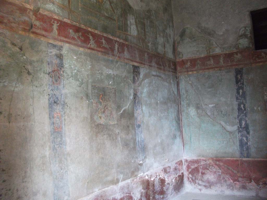 I.10.4 Pompeii. May 2015. Room 11, detail from upper west wall. Photo courtesy of Buzz Ferebee.

