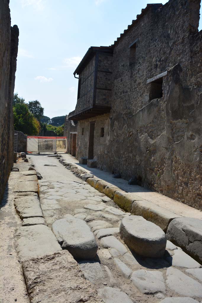 I.10.18 Pompeii. April 2017. Looking south along exterior faade.
Photo courtesy Adrian Hielscher.
