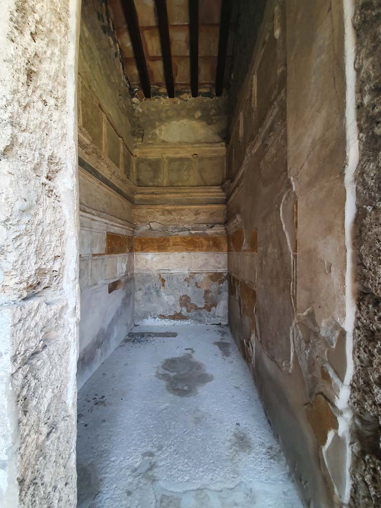 I.15.3 Pompeii. July 2021. 
Room 4, looking north through doorway of small room on east side of entrance corridor/vestibule.
Foto Annette Haug, ERC Grant 681269 DCOR.

