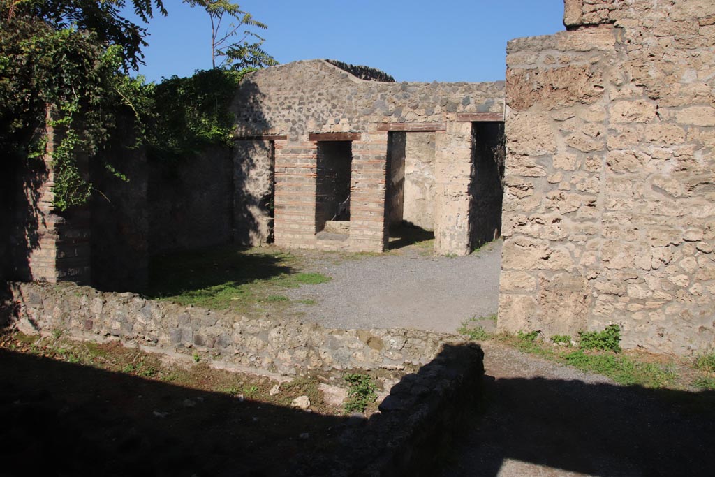I.21.2 Pompeii. October 2022. Looking north-west across atrium, from area with basin/vat. Photo courtesy of Klaus Heese.