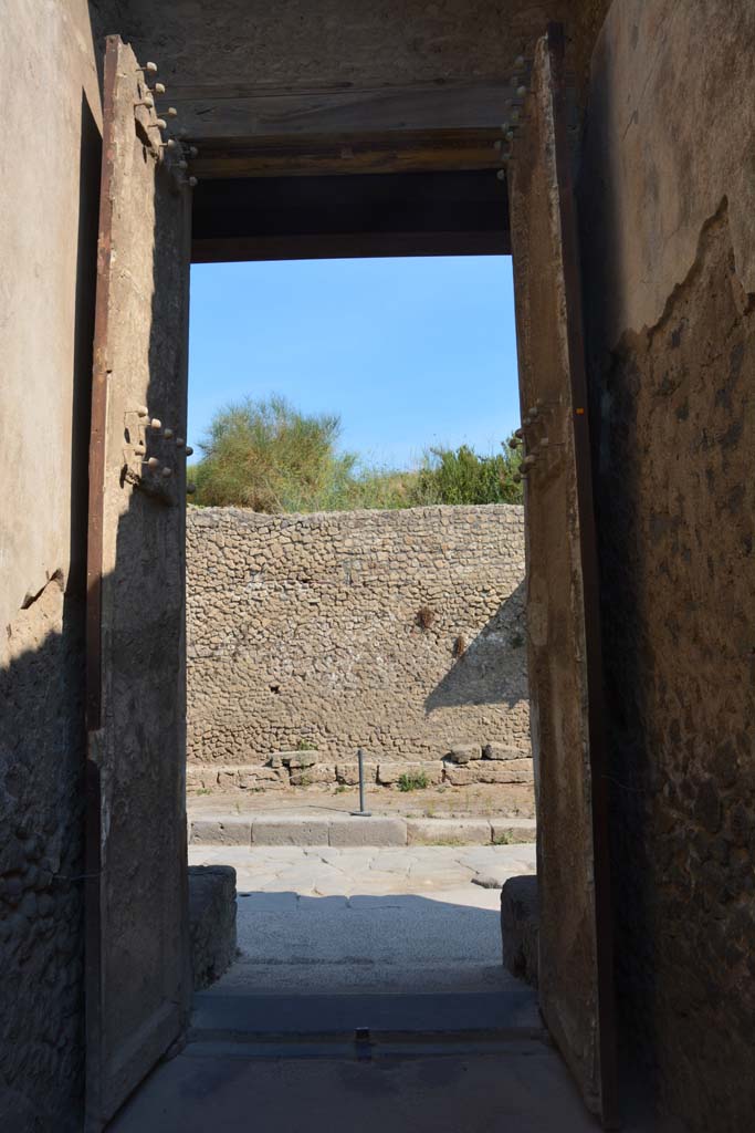 II.2.2 Pompeii. July 2017. 
Looking north through entrance doorway towards Via dellAbbondanza.
Foto Annette Haug, ERC Grant 681269 DCOR.
