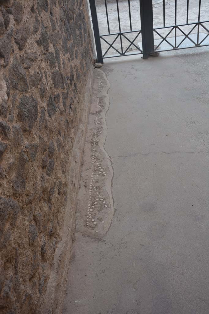 II.2.2 Pompeii. July 2017. Entrance corridor/fauces 1, detail of remaining pattern on east side.
Foto Annette Haug, ERC Grant 681269 DCOR.
