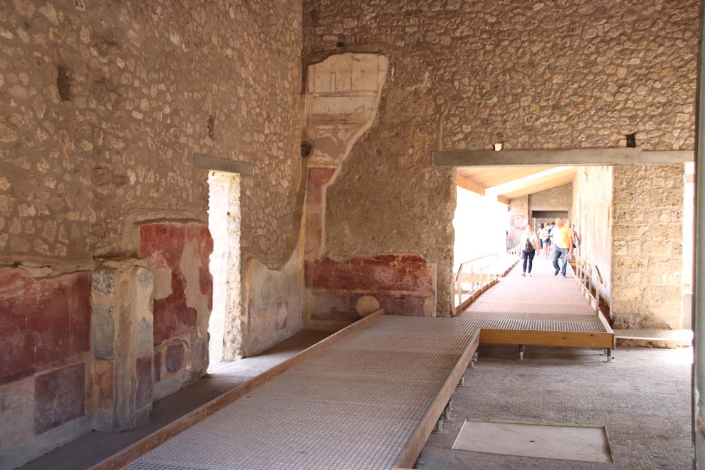 II.4.3 Pompeii. September 2019. Looking south across east side of atrium towards west portico.
Photo courtesy of Klaus Heese.

