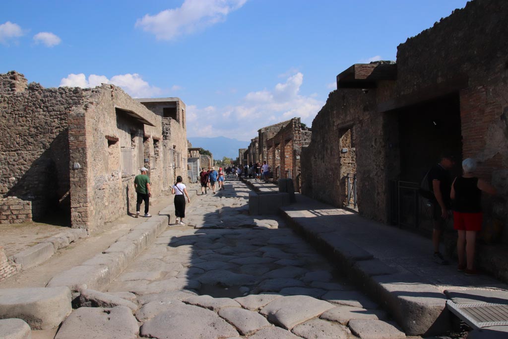 Via dell’Abbondanza, Pompeii. October 2022. Looking east from III.4.1, on left. Photo courtesy of Klaus Heese