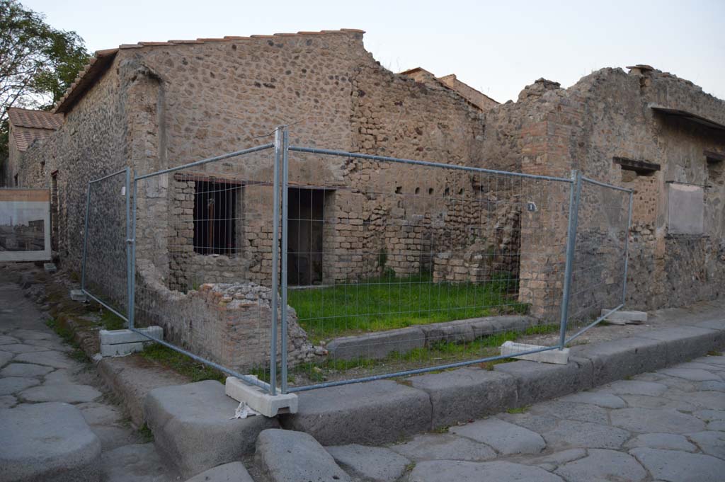 III.4.1 Pompeii. October 2017. Looking towards entrance doorway threshold on north side of Via dell’Abbondanza.
The small roadway Vicolo di Ifigenia is on the left.
Foto Taylor Lauritsen, ERC Grant 681269 DÉCOR.
