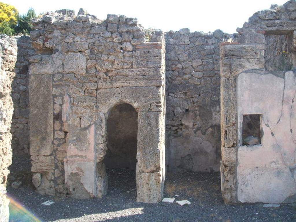 V.2.4 Pompeii. May 2005. Doorways to room 7 with arched entrance, and to room 8.