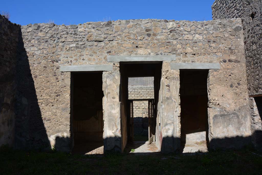 V.2.h Pompeii. October 2019. Looking towards north side of atrium ‘d’, with entrance doorway, in centre.
Foto Annette Haug, ERC Grant 681269 DÉCOR.

