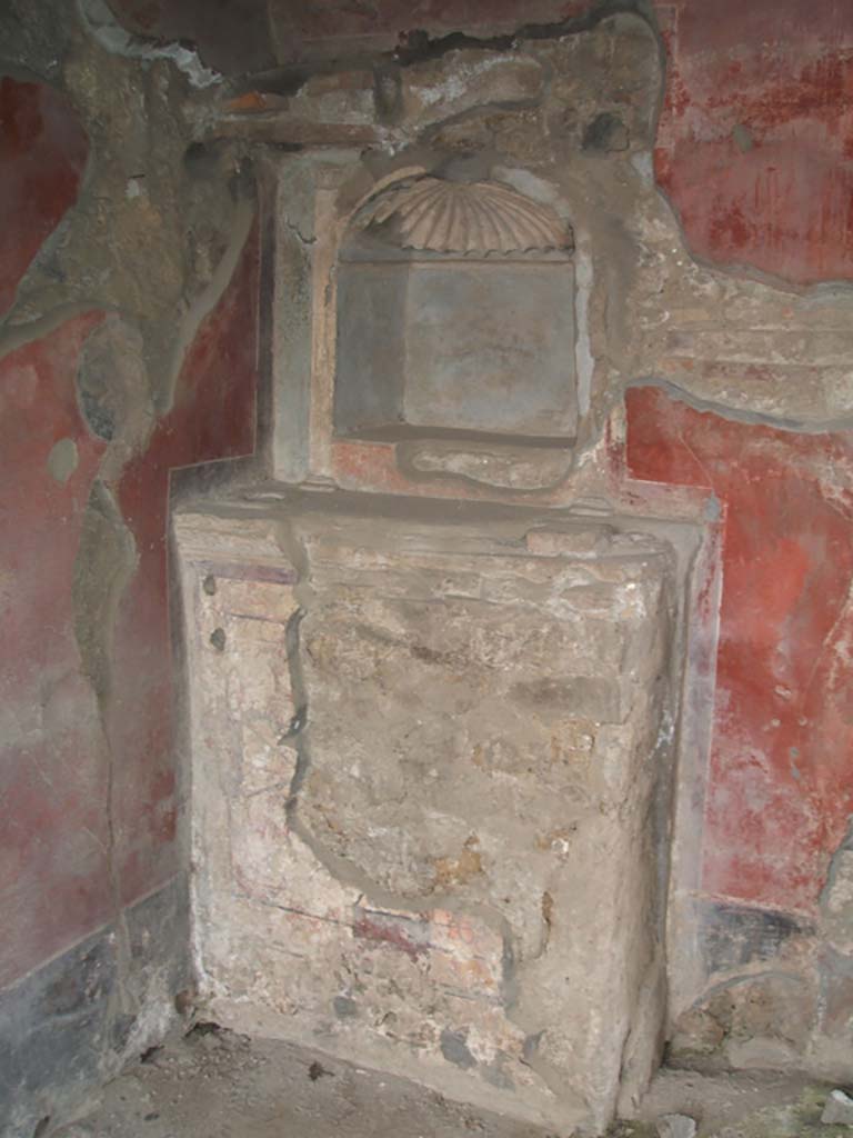 V.3.4 Pompeii, May 2005. Aedicula lararium.