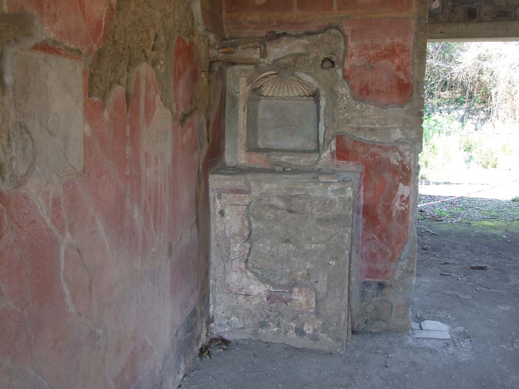 V.3.4 Pompeii. March 2009. North-west corner of tablinum, with lararium.