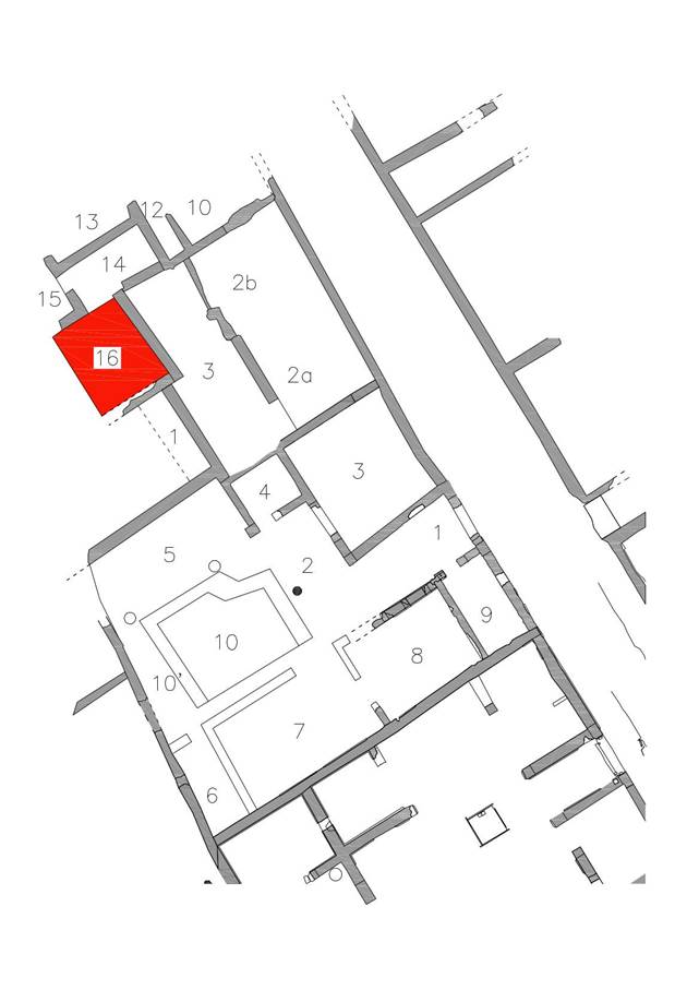 V.3.13 Pompeii. August 2022. Outline plan by Parco Archeologico di Pompeii.
Rooms 1, 2a, 2b, 3 are part of V.3.13. 
Rooms 1 to 10 below it are in V.3.12 House of M. Samellius Modestus (?) or Casa della Duchessa d'Aosta.
Rooms 10- 16 above are part of a separate house (see V.3.14) to the north of the Casa del Larario.
Planimetria di massima del Parco Archeologico di Pompei.
Le stanze 1, 2a, 2b, 3 fanno parte di V.3.13. 
Le stanze da 1 a 10 sottostanti si trovano in V.3.12 Casa di M. Samellio Modesto (?) o Casa della Duchessa d'Aosta.
Le stanze 10-16 di cui sopra fanno parte di una casa separata (vedi V.3.14) a nord della Casa del Larario.
Photograph © Parco Archeologico di Pompei.

