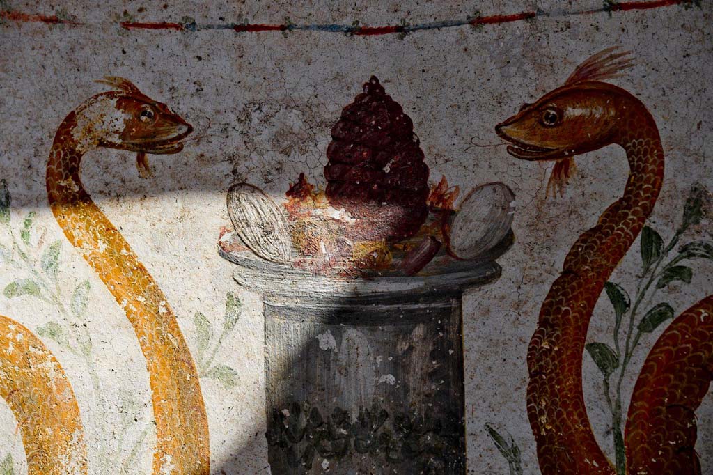 V.3.13 Pompeii. 2018. Room 2a. Lararium. East wall.
Below, we see two large 'agathodaemon' serpents (good daemons), which symbolise prosperity and good luck.

Parete est. Al di sotto, due grandi serpenti "agatodemoni" (demone buono), simbolo di prosperità e buon auspicio.

Photograph © Parco Archeologico di Pompei.

