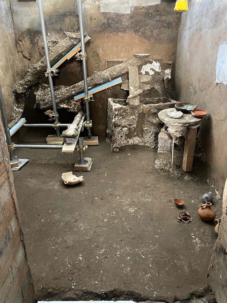V.3.13 Pompeii. 2022. Room 3b, bedroom.
Casts of remains of bed (left), chest (right) and table (front).
Calchi di resti di letto (a sinistra), baule (a destra) e tavolo (davanti).
Photograph © Parco Archeologico di Pompei.

