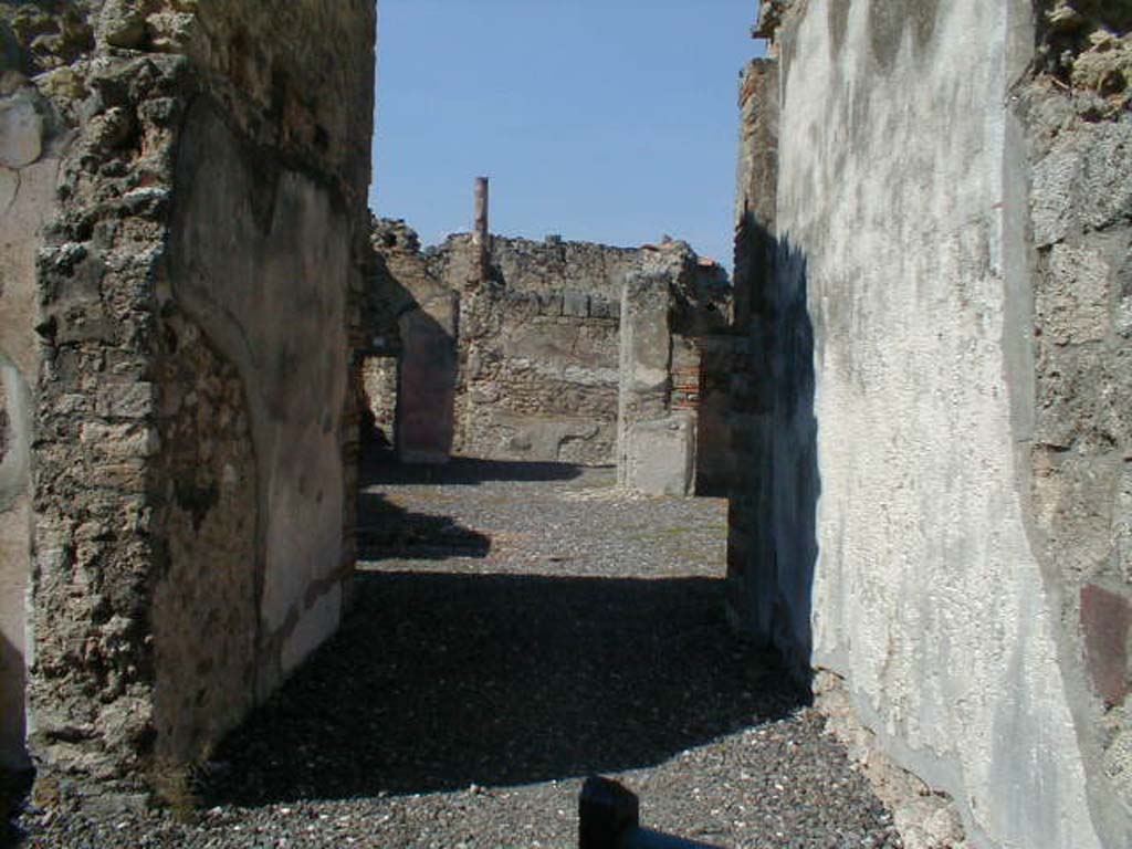 VI.5.16 Pompeii. September 2004. Looking north across atrium from entrance corridor.