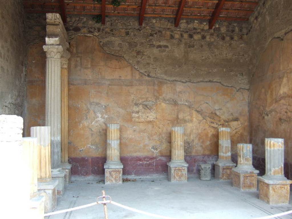 VI.9.2 Pompeii.  September 2005.  Room 24. Corinthian Oecus. East wall.
