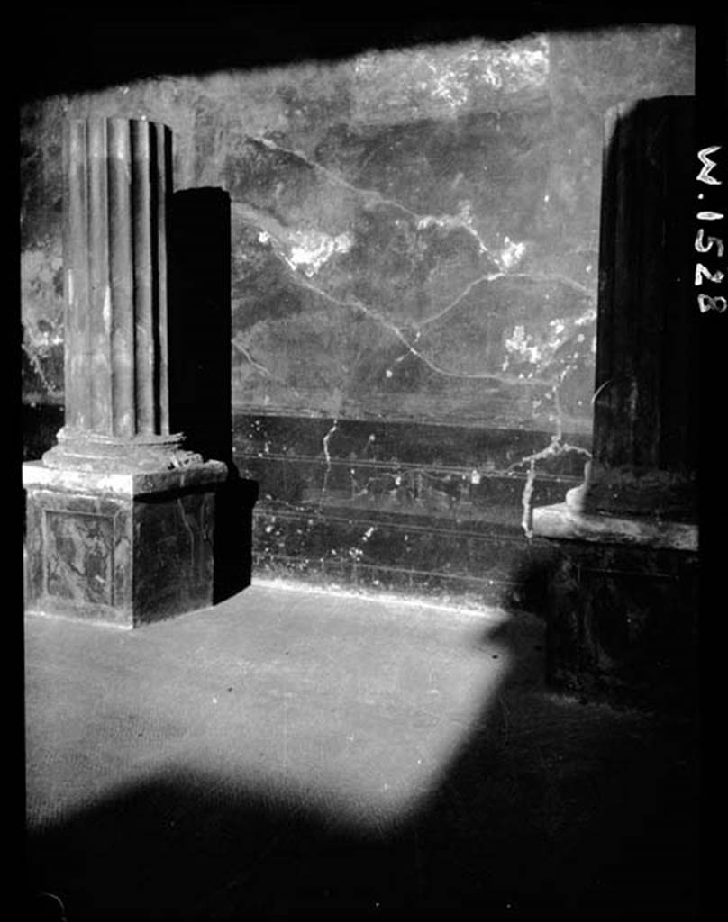 230666 Bestand-D-DAI-ROM-W.1528.jpg
VI.9.2 Pompeii. W.1528. Room 24, east wall.
Photo by Tatiana Warscher. With kind permission of DAI Rome, whose copyright it remains. 
See http://arachne.uni-koeln.de/item/marbilderbestand/230666 

