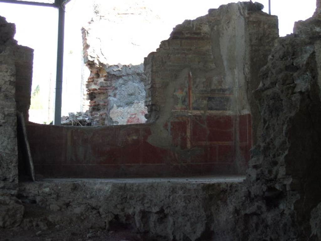 VI.17.36 Pompeii. May 2006. North wall with window, in eastern cubiculum (room a) of VI.17.36 on south side of peristyle. Photo taken from VI.17.41.
According to PPP, the zoccolo/plinth was red and in the central panel was a swan flying towards the left towards another panel with a flowering plant. 
The middle zone of the wall was black, and in a narrow compartment, at the side of the window, a fountain or base of a painted candelabra can be seen.
See Bragantini, de Vos, Badoni, 1986. Pitture e Pavimenti di Pompei, Parte 3. Rome: ICCD. (p.1)
