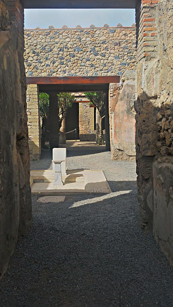 VII.1.25 Pompeii. May 2017. 
Entrance fauces 23, looking west from entrance corridor towards atrium.
Photo courtesy of Giuseppe Ciaramella.

