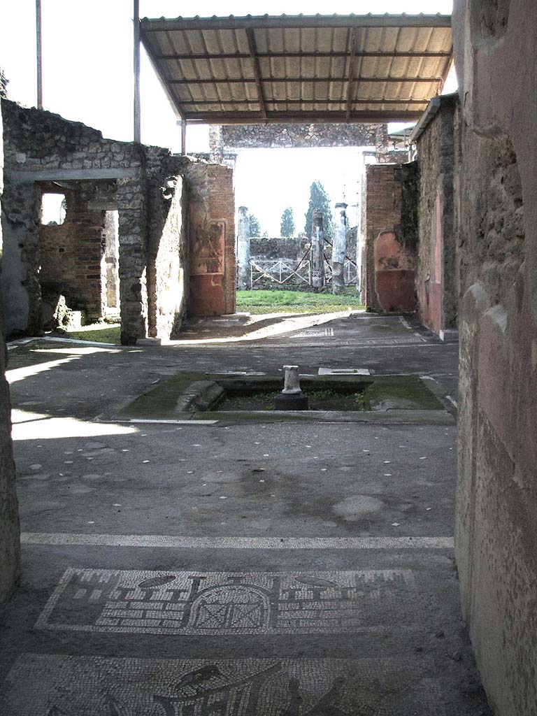 VII.1.40 Pompeii. December 2004. Looking south across atrium from entrance fauces.