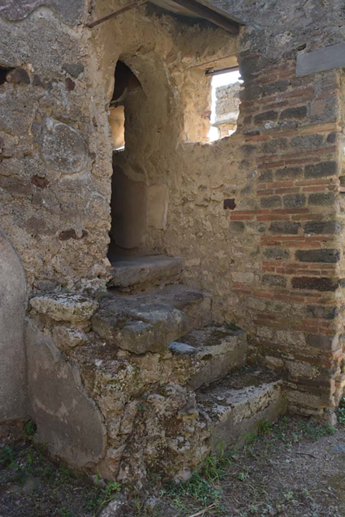 VII.1.40 Pompeii. September 2019. Room 13, steps to tepidarium 15, in south-east corner.
Foto Annette Haug, ERC Grant 681269 DÉCOR.

