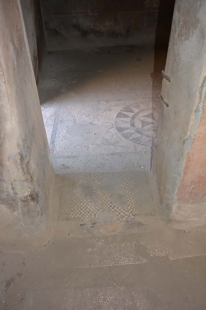 VII.1.40 Pompeii. September 2019. Threshold in doorway to Caldarium 16, from Tepidarium 15.
Foto Annette Haug, ERC Grant 681269 DÉCOR.

