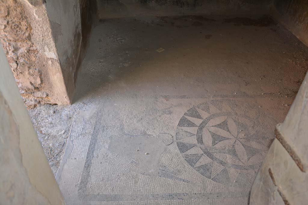 VII.1.40 Pompeii. September 2019. Caldarium 16, looking east across flooring from doorway.
Foto Annette Haug, ERC Grant 681269 DÉCOR.

