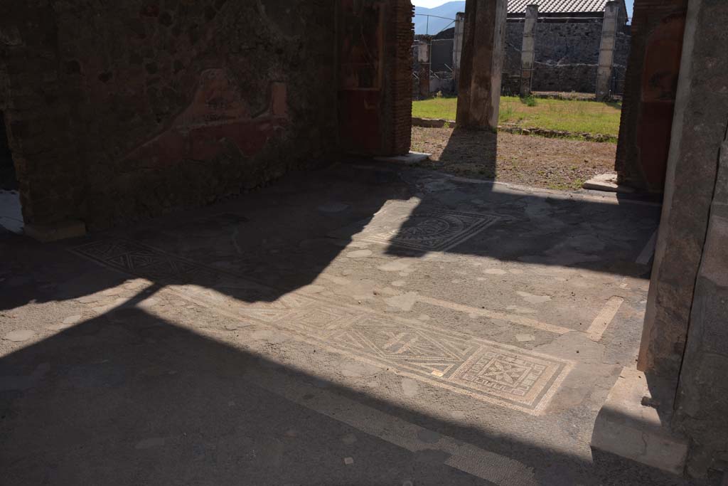 VII.1.40 Pompeii. September 2019. Tablinum 11, looking south-east across tablinum towards peristyle.
Foto Annette Haug, ERC Grant 681269 DÉCOR.


