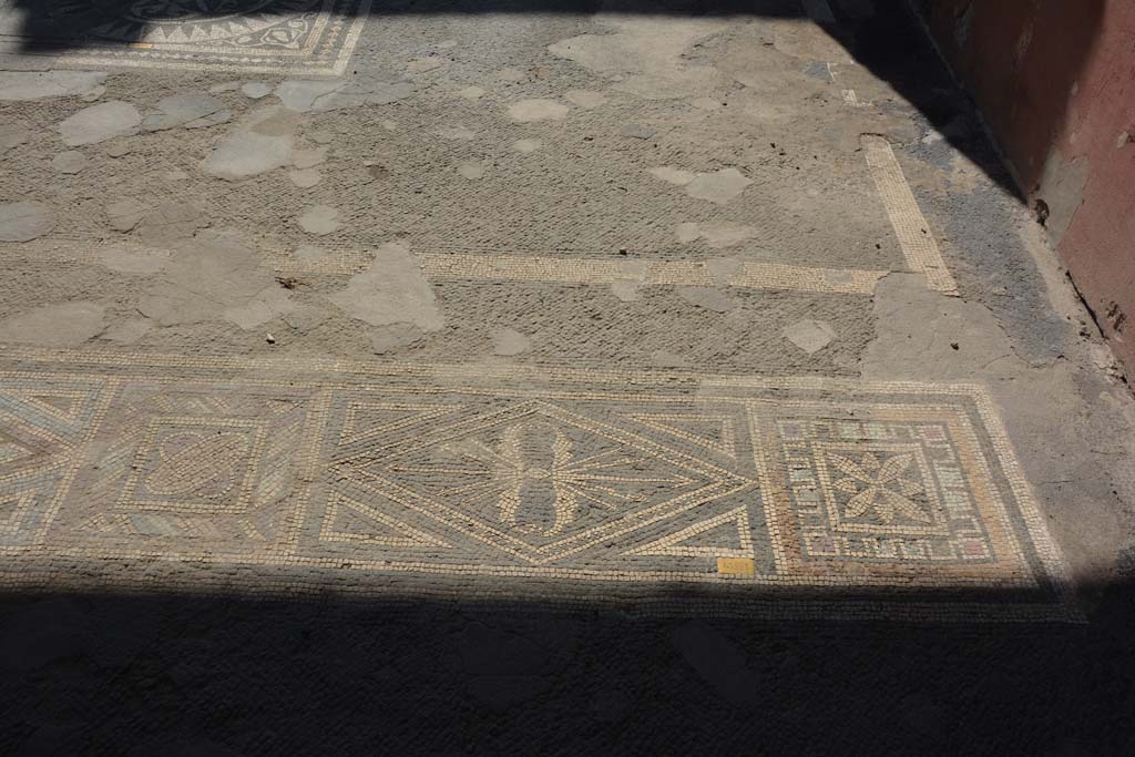 VII.1.40 Pompeii. September 2019. Tablinum 11, looking south towards west end of doorway threshold.
Foto Annette Haug, ERC Grant 681269 DÉCOR.


