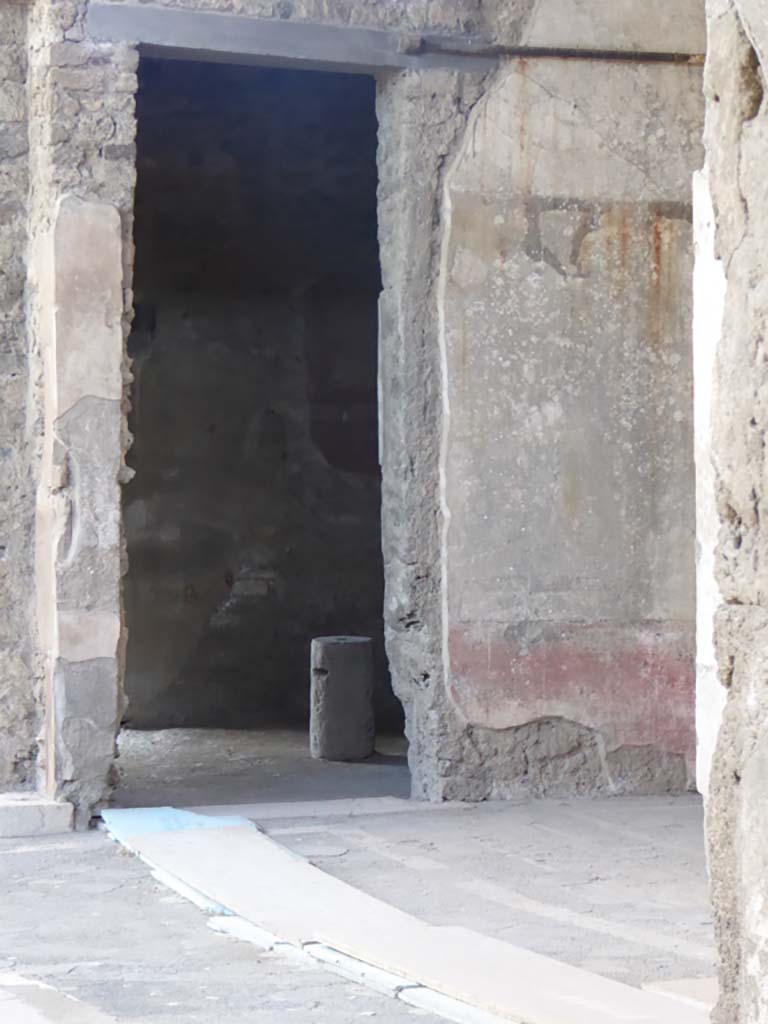 VII.1.40 Pompeii. September 2018. West ala 3a, looking towards south wall with doorway to oecus 12.
Foto Annette Haug, ERC Grant 681269 DÉCOR.
