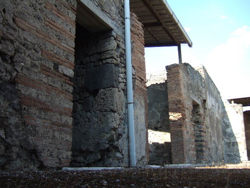 VII.1.40 Pompeii. September 2005. Looking north-east across peristyle through side window to doorways in north portico.
