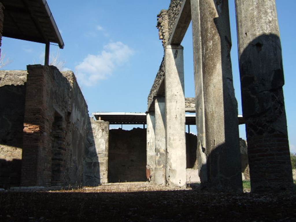 VII.1.40 Pompeii. September 2005. Looking east across peristyle through side window.