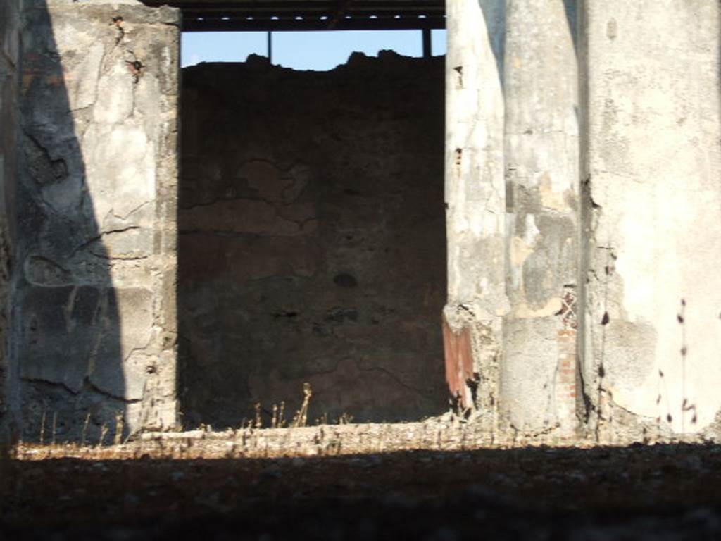 VII.1.40 Pompeii. September 2005. Looking east across peristyle towards doorway to triclinium 18, through side window.