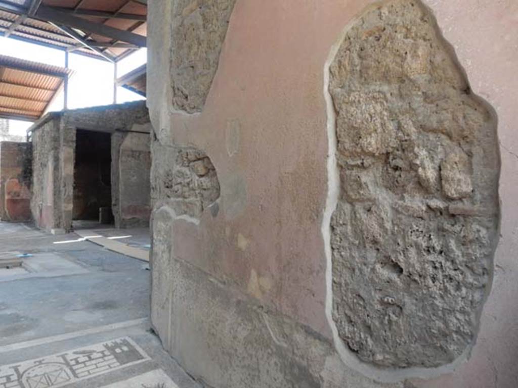 VII.1.40 Pompeii. May 2017. West wall of vestibule/entrance corridor, with remains of painted wall decoration with red middle zone and black lower zoccolo. Photo courtesy of Buzz Ferebee. 
