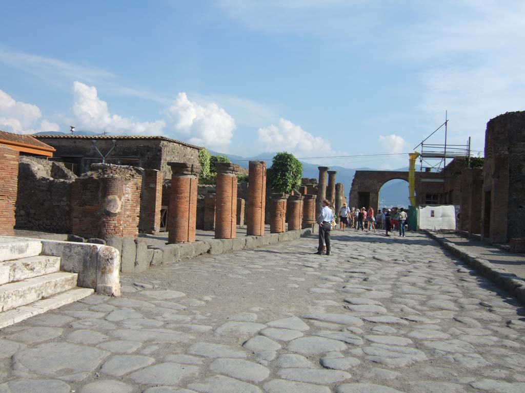 VII.4.1 Pompeii, on left. September 2005. Via del Foro, looking south towards portico on Via del Foro.            VII.5 on right.
