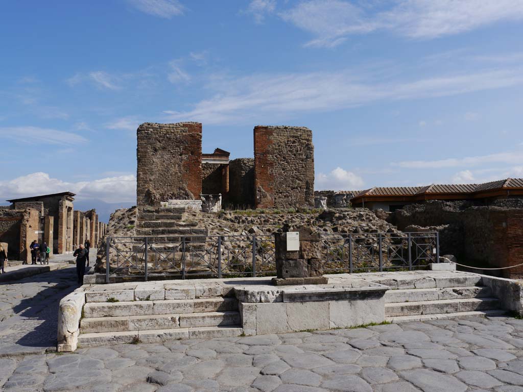 VII.4.1, Pompeii. March 2019. Looking east to Temple on Via del Foro.
Foto Anne Kleineberg, ERC Grant 681269 DÉCOR.

