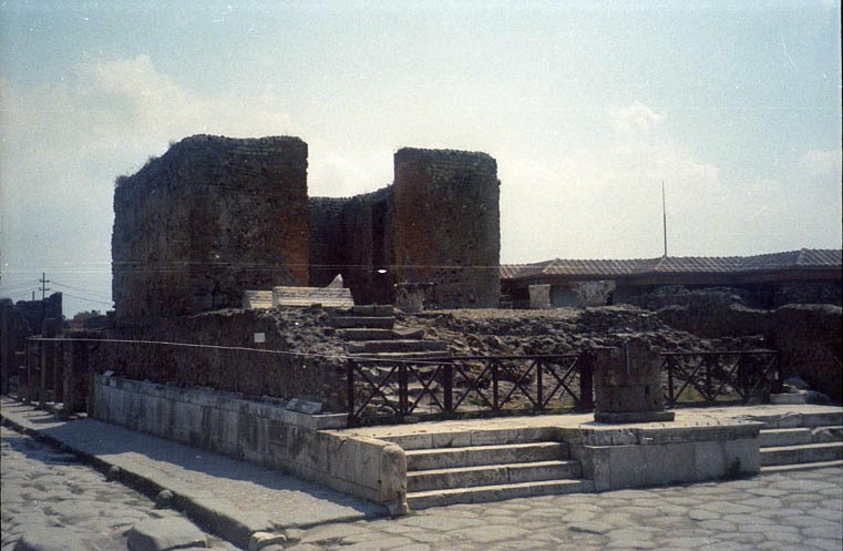 VII.4.1 Pompeii. May 2015. Looking south-east along north wall of temple.
Photo courtesy of Buzz Ferebee.
