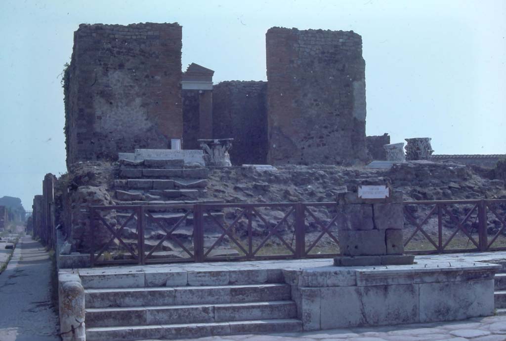 VII.4.1 Pompeii. March 2019. Looking towards steps at north end on Via del Foro.
Foto Anne Kleineberg, ERC Grant 681269 DÉCOR.
