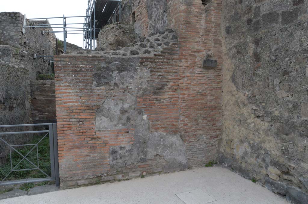 Via delle Terme, south side, Pompeii. March 2019. Looking from VII.5.7, on left, towards corner of wall with VII.5.8, on right.
Foto Taylor Lauritsen, ERC Grant 681269 DCOR.
