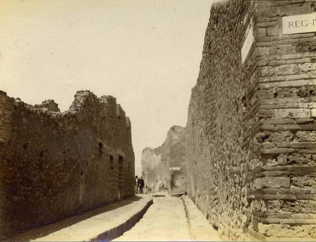 Vicolo del Gigante between VII.16 and VII.7. 1905. Looking north from Via Marina. Photo courtesy of Rick Bauer.
A very interesting photo showing on the left, what appears to be the front façade and doorways of VII.16.8 and 9.
On the right is the west wall of VII.7.12.11.10, before its destruction in the 1943 bombing.
