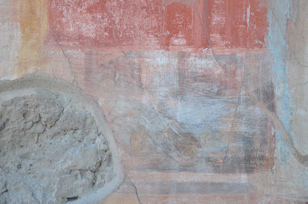 VII.9.7/8 Pompeii. July 2017. Remaining faded painting at base of red pilaster on south side of painting of two flying figures on west wall.
Foto Annette Haug, ERC Grant 681269 DÉCOR.
