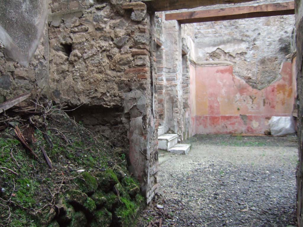 VII.12.23 Pompeii. December 2005. Looking north along fauces and west side of atrium. 